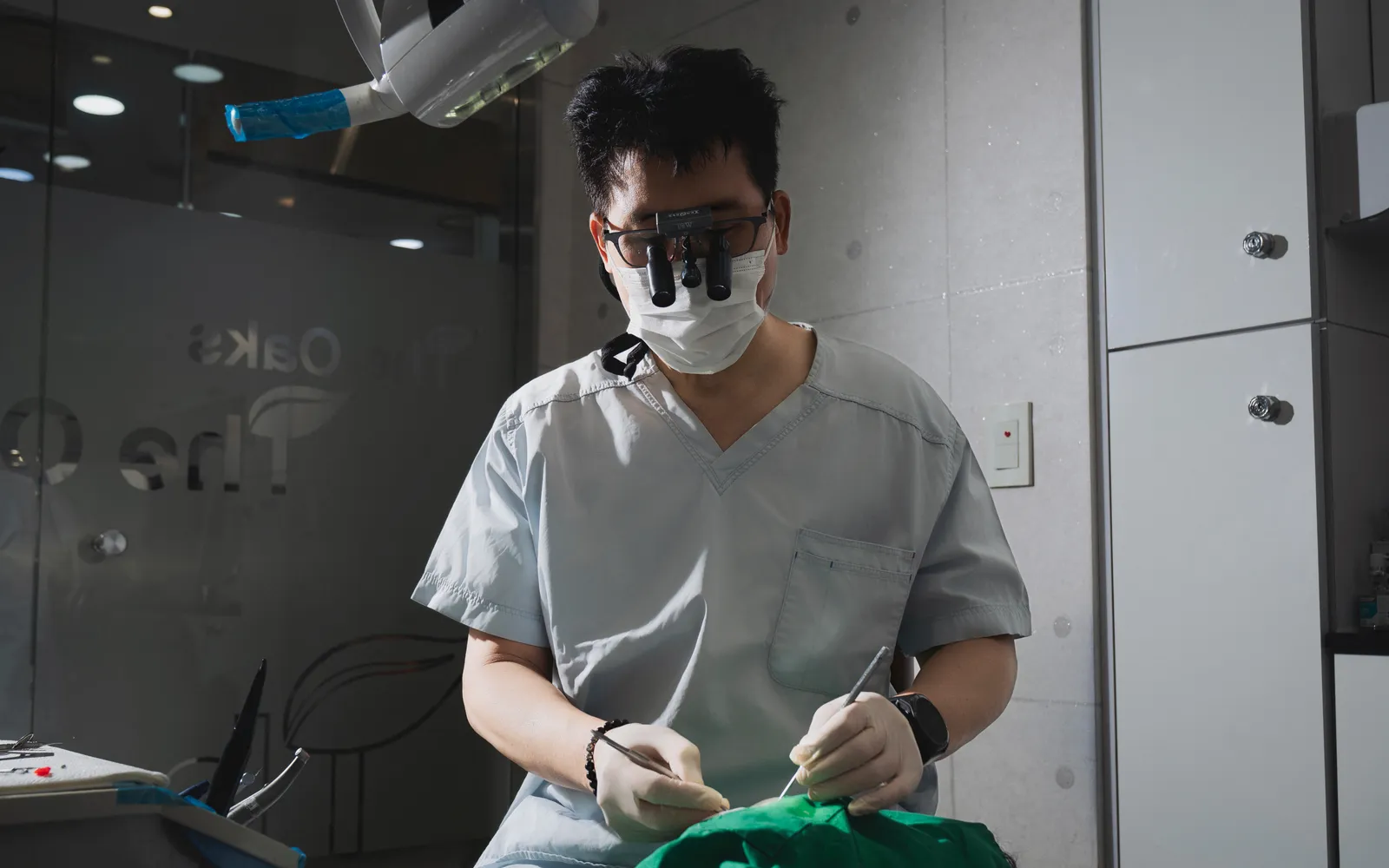 Dr. Chulmin Bae working with magnification at Oaks Dental Clinic