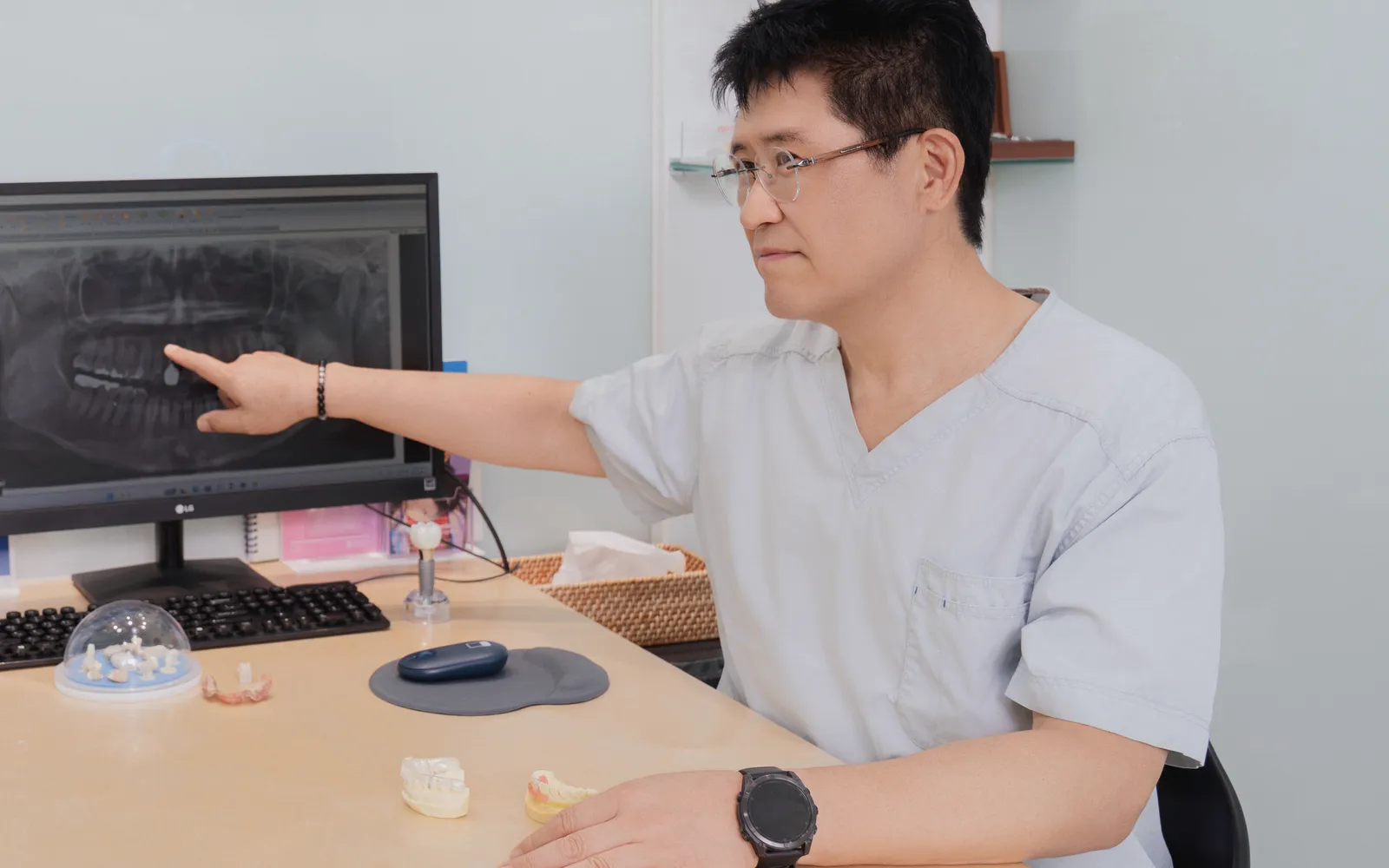 Dr. Chulmin Bae explaining a panoramic X-ray at Oaks Dental Clinic